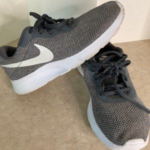 Nike Womens Gray Tanjun Running Shoes Sneakers Trainers 812655-203 Size 7